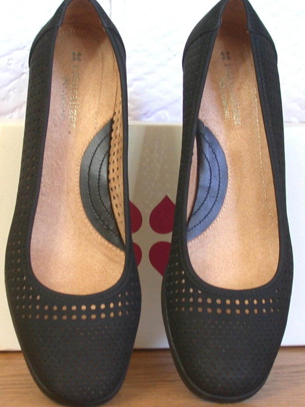Naturalizer Becky, Black Smooth Perforated Wedge Pumps SZ 9M NEW w Box